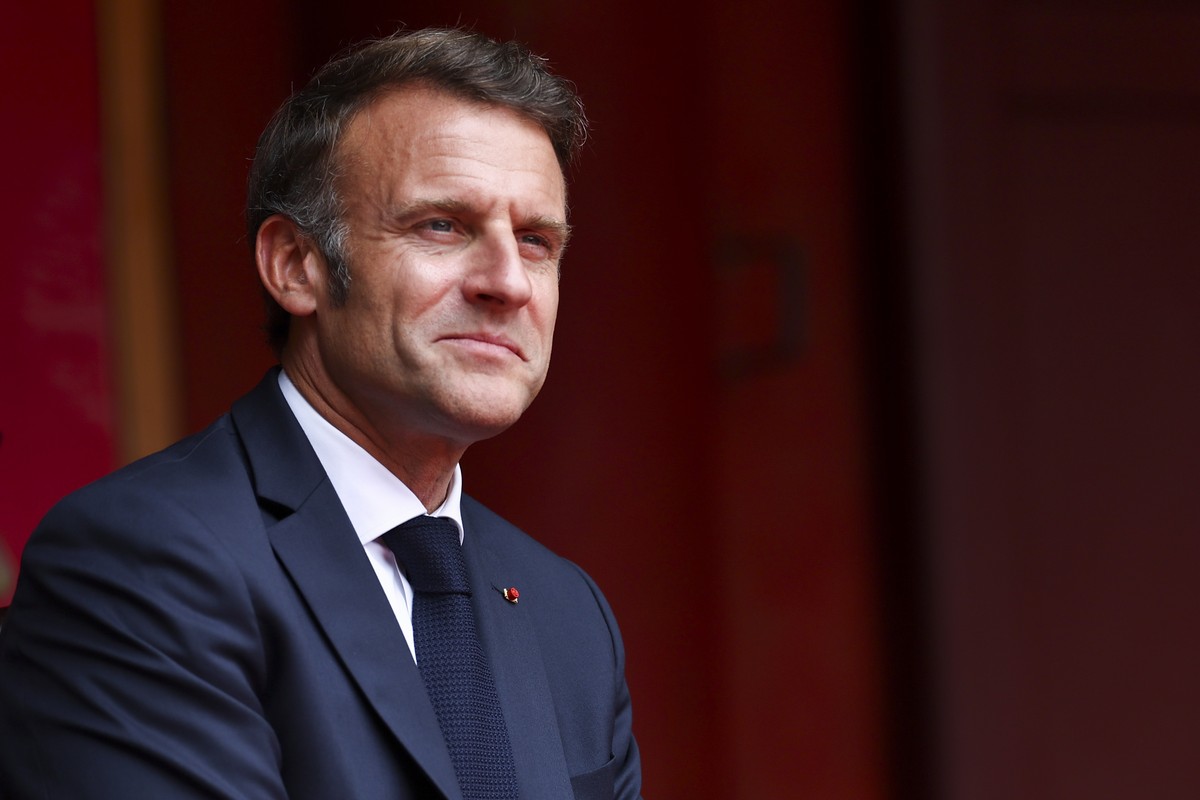 epa12136324 French President Emmanuel Macron attends a luncheon with Vietnam's Communist Party General Secretary To Lam (not pictured) at Van Mieu, in Hanoi, Vietnam, 26 May 2025. EPA/Chalinee Th ...