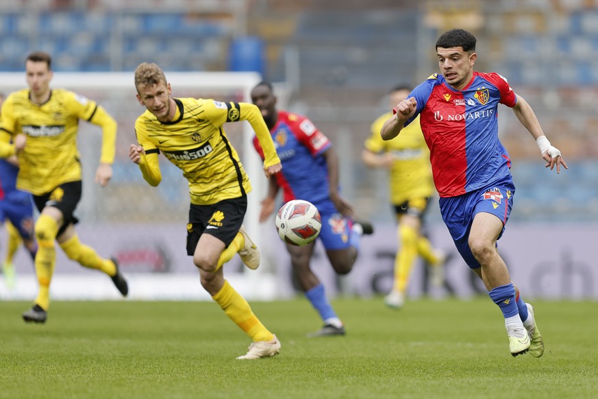 Basels Zeki Amdouni, rechts, und YBs Fabian Lustenberger in Aktion, im Super League Spiel zwischen dem FC Basel 1893 und dem BSC Young Boys Bern, im Stadion St. Jakob-Park in Basel, am Sonntag, 16. Ap ...