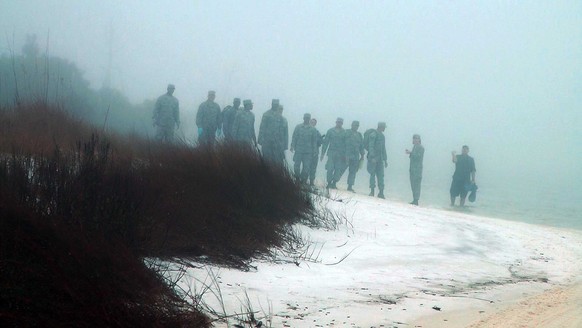 Bei dichtem Nebel suchen Armeeangehörige nach Wrackteilen und Opfern.