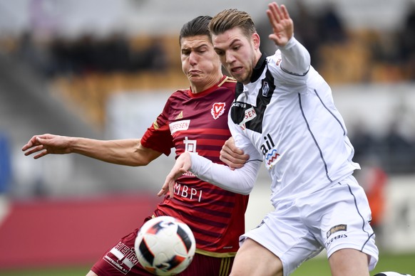 Vaduz’ Mario Buehler, links, gegen Luganese Assan Ceesay, im Fussball Super League Spiel zwischen dem FC Vaduz und dem FC Lugano, am Sonntag, 27. November 2016, im Rheinpark Stadion in Vaduz. (KEYSTON ...