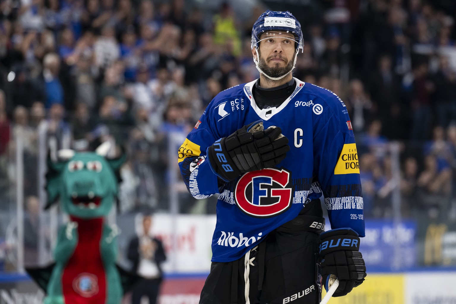 Julien Sprunger (HCFG) celebre la victoire 2-1 apres le sixieme match de la finale des play-off du championnat suisse de hockey sur glace de National League entre le HC Fribourg-Gotteron (HCFG) et le  ...