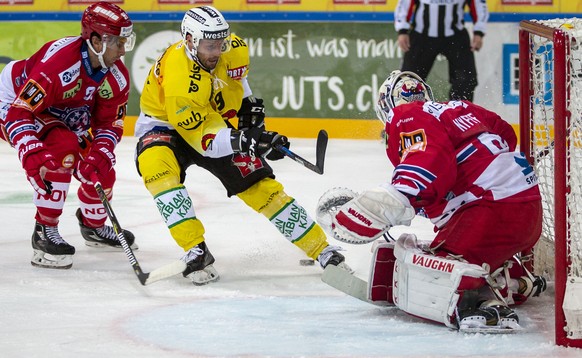 SC Bern Stuermer Jan Mursak, Mitte, gegen SC Rapperswil-Jona Lakers Torhueter Melvin Nyffeler, rechts, und Verteidiger Matt Gilroy, links, waehrend dem Eishockey-Meisterschaftsspiel der National Leagu ...