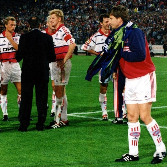 IMAGO / Hartenfelser

Michael Tarnat (re., Bayern) macht sich bereit nach dem Ausfall der beiden planmäßigen Torhüter als dritter Torwart bereit Fußball 1. BL Herren Saison 1999/2000, FC Bayern Münche ...