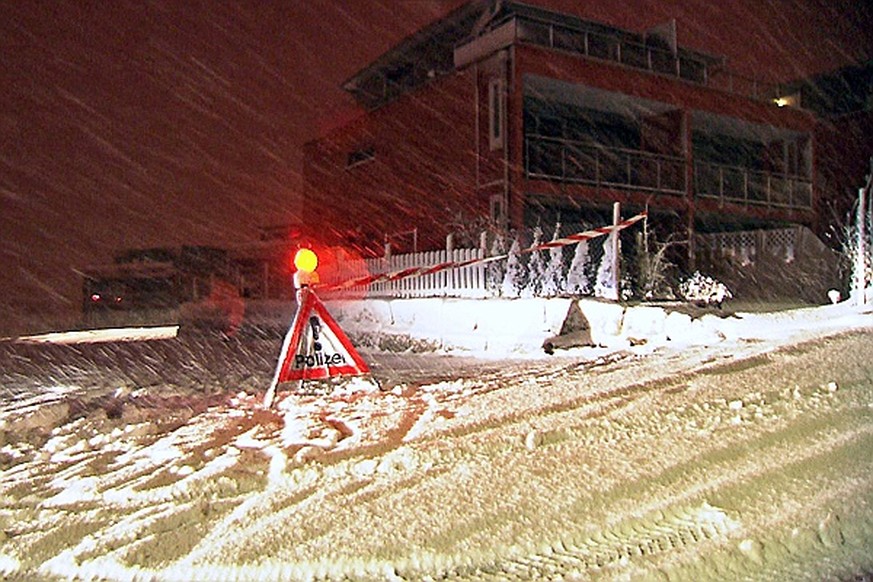 Beim Eintreffen der ersten Rettungskräfte in

diesem Doppeleinfamilienhaus kam jede Hilfe für ein 4-jähriges Mädchen zu spät.