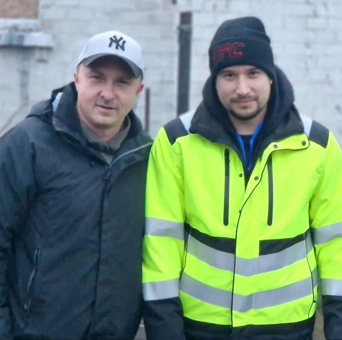 Wollte Anfang Jahr ein neues Kampfsportstudio in Kiew eröffnen, jetzt hilft Alberto Flores Cortez (rechts) gemeinsam mit Andrii Halihua (links) und anderen den Bewohnern des Ortes Nowoseliwka.