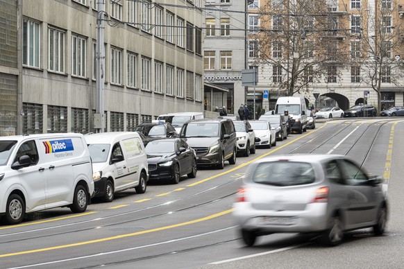 Autos stauen sich auf der Walchestrasse Richtung Central, am Dienstag, 16. Dezember 2025 in Zuerich. Aufgrund einer umfassenden Sanierung der Tramhaltestelle "Bahnhofquai" gibt es rund um de ...