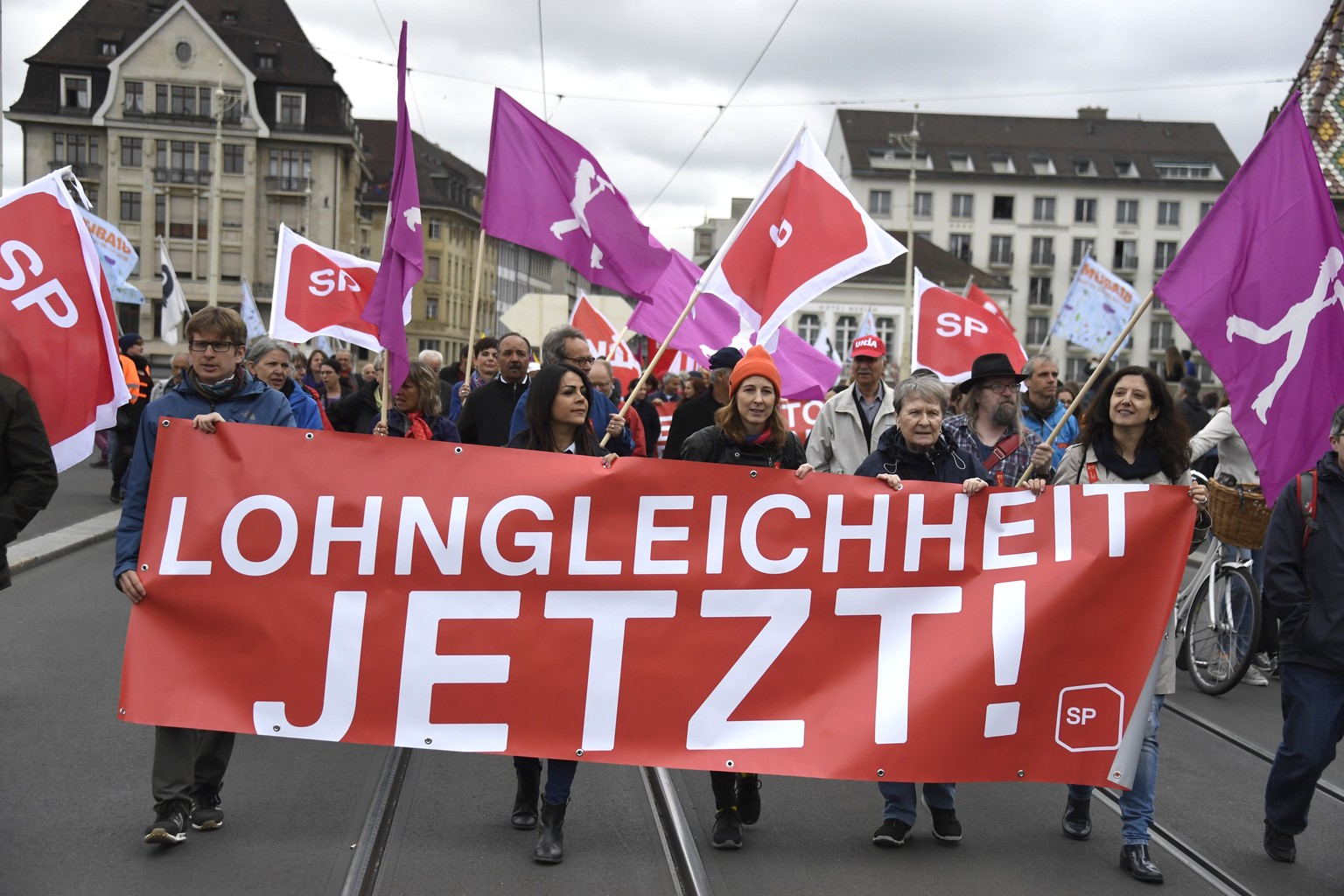 Ein Demonstrationszug bewegt sich durch Basel, am Dienstag, 1. Mai 2018, am Tag der Arbeit. (KEYSTONE/Georgios Kefalas)