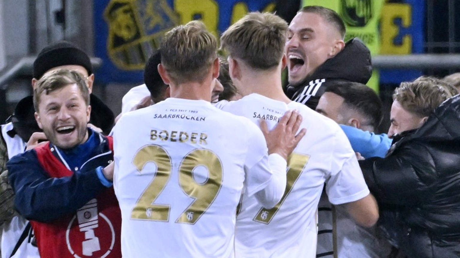 Team 1. FC Saarbruecken Jubel nach dem Sieg DFB Pokal Achtelfinale Saison 2023 - 2024 1.FC Saarbruecken - Eintracht Frankfurt 2 : 0 am 06.12.2023 in Saarbr