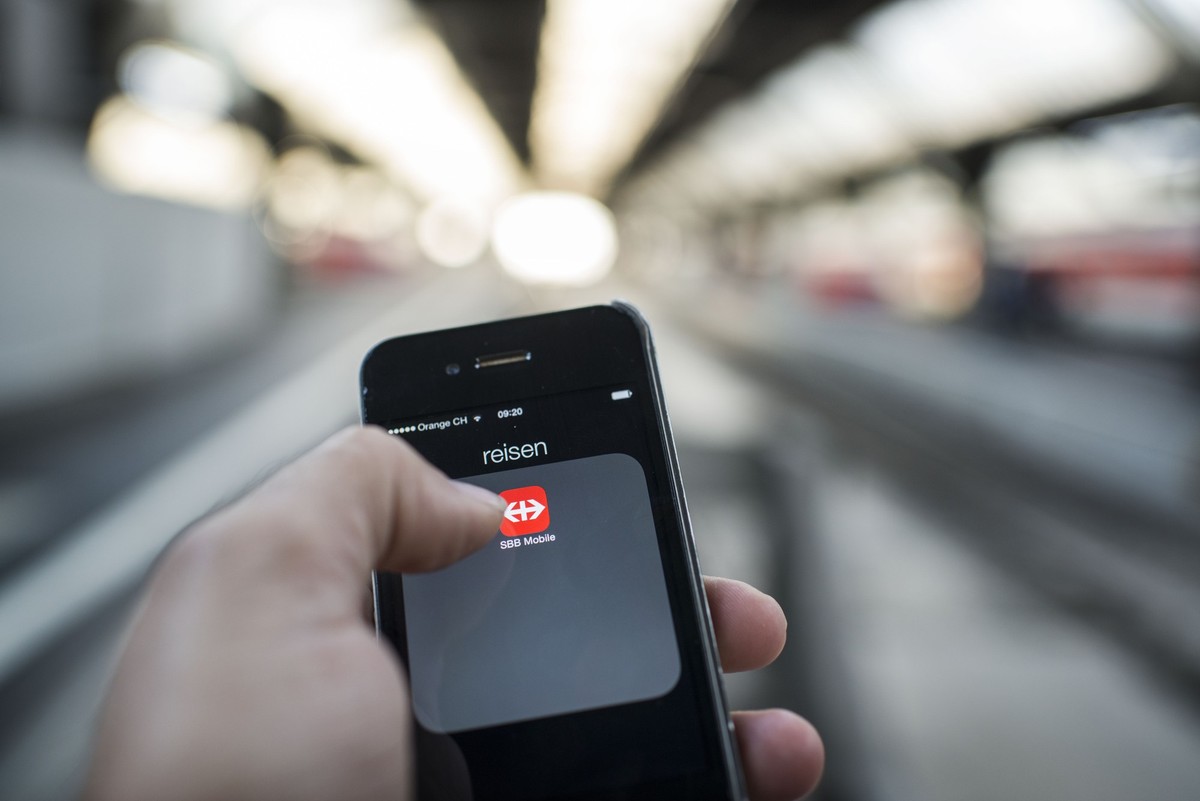 The SBB App on a smart phone at the main station in Zuerich, Switzerland, Ocotber 16, 2013. (KEYSTONE/Christian Beutler)

Die App der SBB auf einem Mobiltelefon im Zuercher Hauptbahnhof, am 16. Oktobe ...