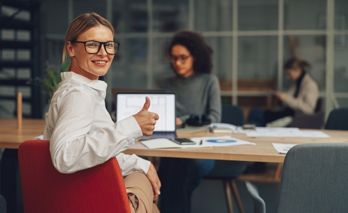 Thumb Up, daumen hoch, arbeitnehmerin, arbeit, arbeitsplatz, glücklich