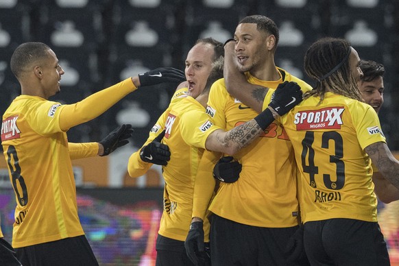 Die Berner Djibril Sow, Steve von Bergen, Guillaume Hoarau und Kevin Mbabu feiern ihren Treffer zum 1:0 im Fussball Meisterschaftsspiel der Super League zwischen den Berner Young Boys und dem FC Sion, ...