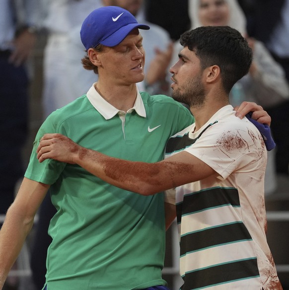 Winner Spain&#039;s Carlos Alcaraz, right, and Italy&#039;s Jannik Sinner hug after the final match of the French Tennis Open at the Roland-Garros stadium in Paris, Sunday, June 8, 2025. (AP Photo/Thi ...