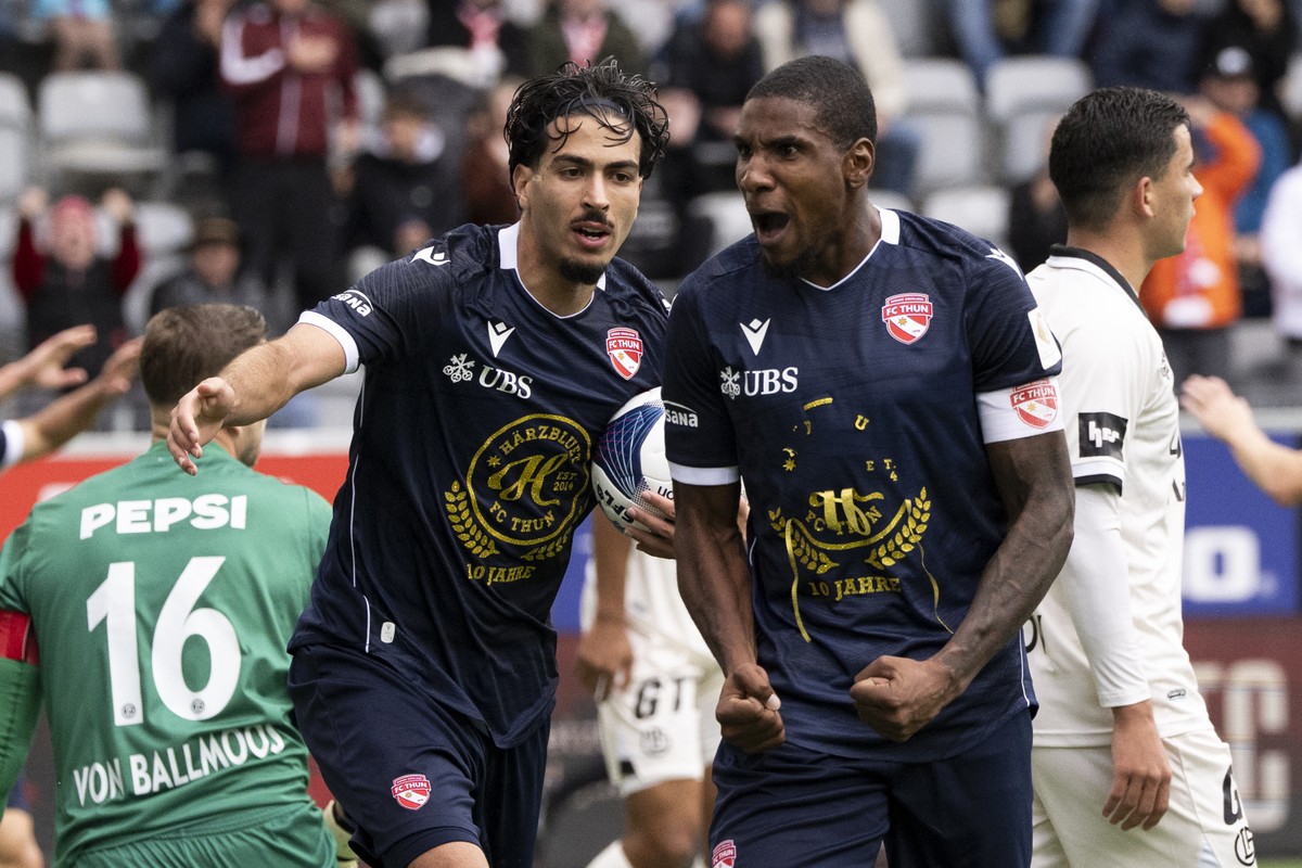Nassim Zoukit (FCT), links, jubelt nach seinem Tor zum 1-1 mit Brighton Labeau (FCT), rechts, im Super League Spiel zwischen dem FC Thun, FCT, und dem FC Lugano, FCL, im Visana Stadion in Thun, am Son ...