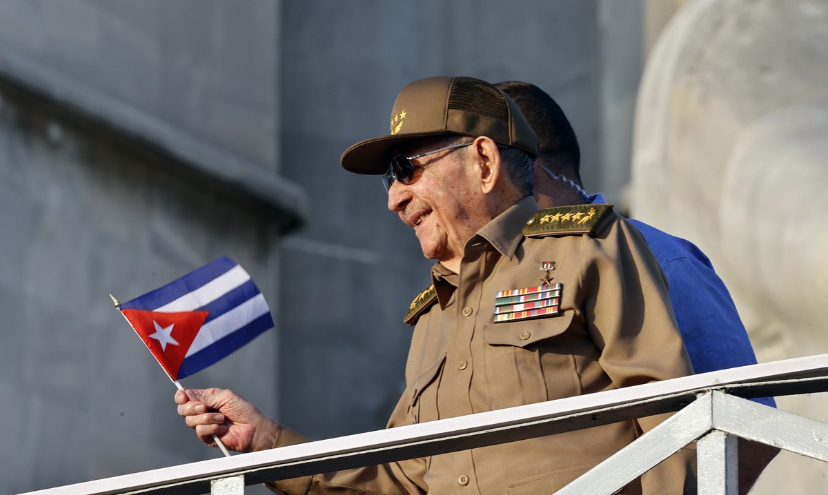 epa12068718 The former president of Cuba Raul Castro attends a parade held to observe May Day, or International Workers' Day, in Havana, Cuba, 01 May 2025. EPA/Ernesto Mastrascusa