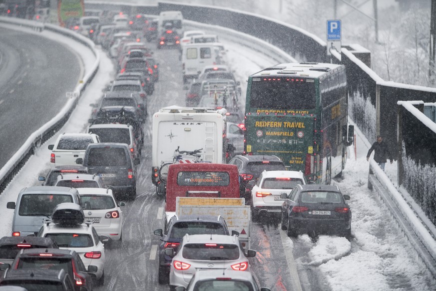 Der Osterreiseverkehr staut sich bei winterlichem Schneetreiben vor dem Gotthard-Tunnel bei Erstfeld zwischen Goeschenen und der Raststaette in Erstfeld auf der A2 in Richtung Sueden auf mehrere Kilom ...