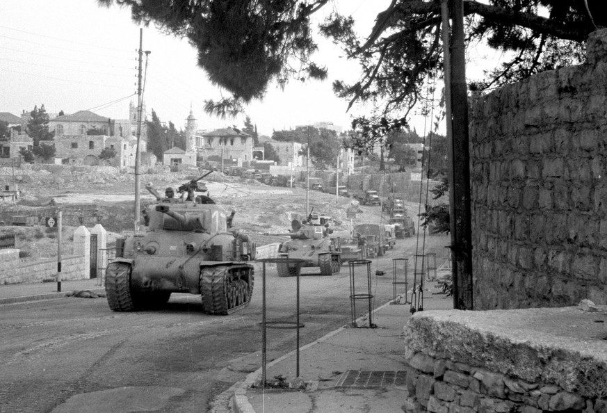 Israelische Panzer bei Jerusalem.