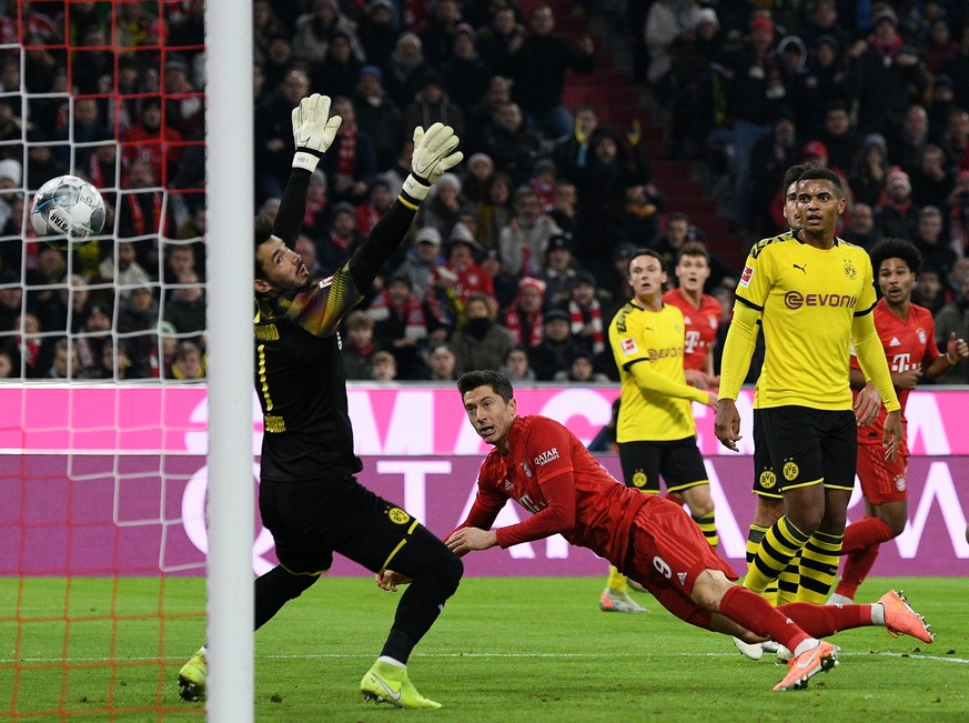 epaselect epa07984311 Bayern&#039;s Robert Lewandowski scores the 1-0 lead during the German Bundesliga soccer match between FC Bayern and Borussia Dortmund in Munich, Germany, 09 November 2019. EPA/P ...