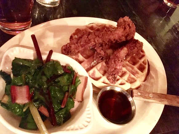 chicken and waffles collared greens maple syrup usa südstaaten food essen kochen poulet huhn hähnchen waffeln krautstiele