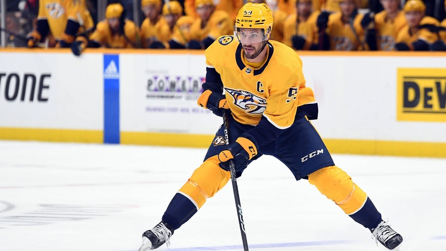 NHL, Eishockey Herren, USA New York Islanders at Nashville Predators Nov 17, 2022 Nashville, Tennessee, USA Nashville Predators defenseman Roman Josi 59 skates with the puck during the first period ag ...