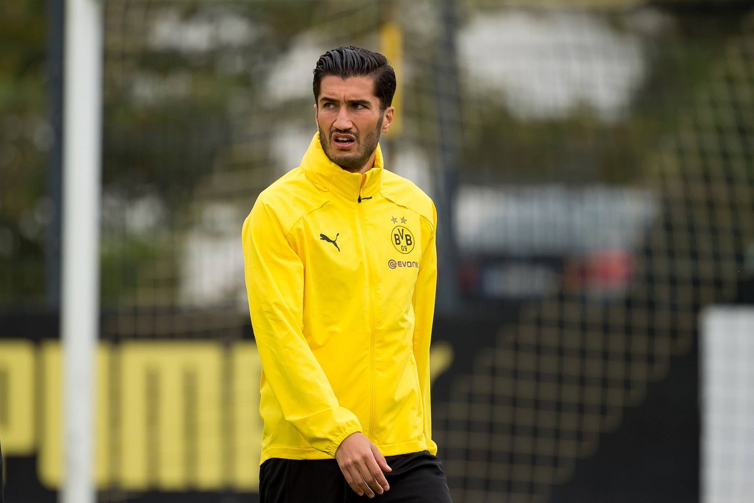 Dortmund, Germany, 27.08.2018, 1. Bundesliga, Training BV Borussia Dortmund, Nuri Sahin (BVB) Schaut ( DeFodi001 *** Dortmund Germany 27 08 2018 1 Bundesliga BV BV Borussia Dortmund Nuri Sahin BVB Vie ...