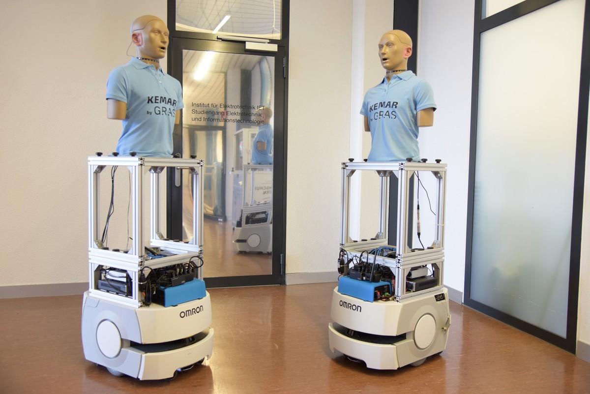 Gesamtsystem mit mobilen Robotern, Elektronik, Audioschnittstelle und Kunstköpfen. (Januar 2024)