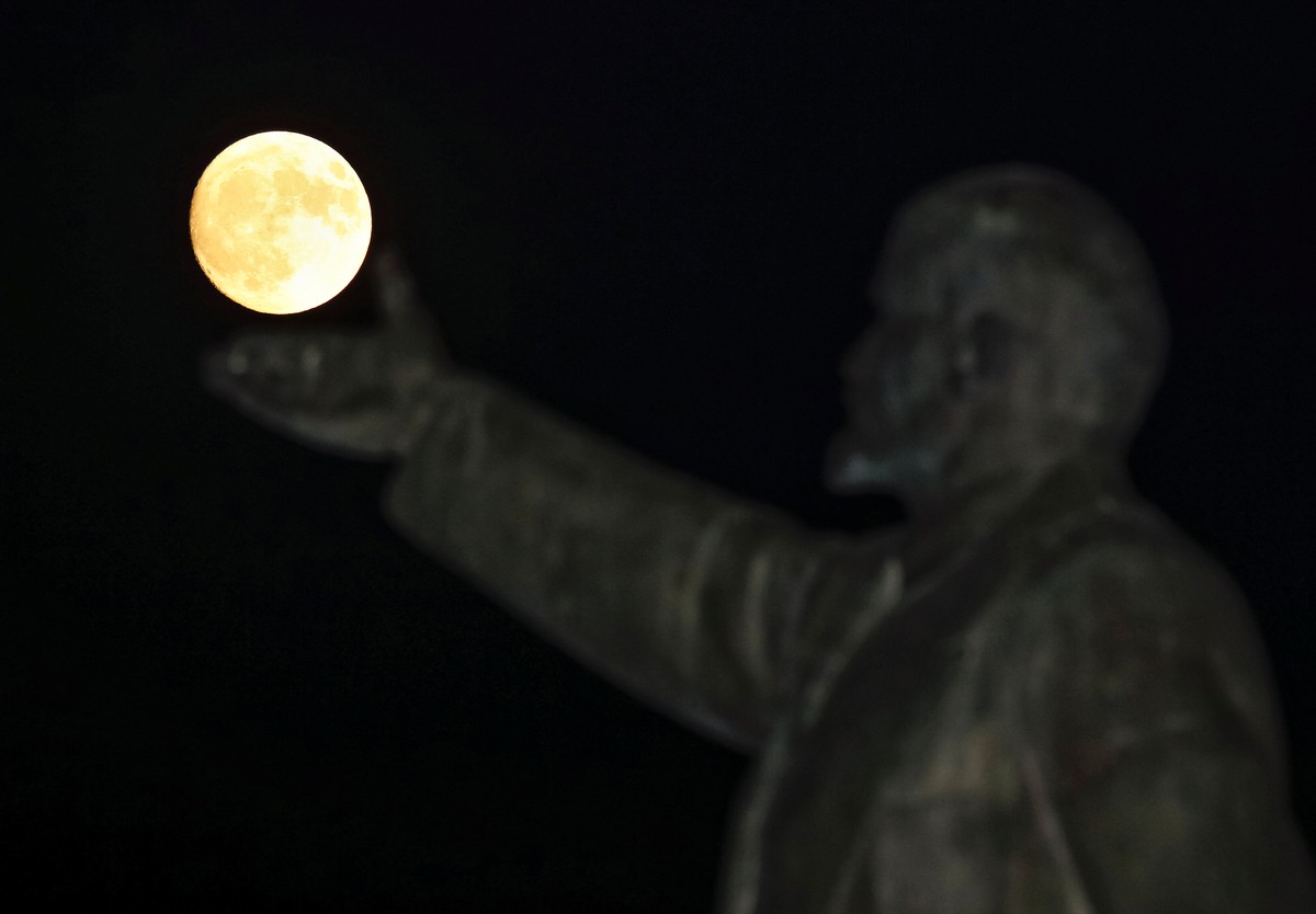 A full moon rises behind a statue of Soviet state founder Vladimir Lenin on the eve of the "supermoon" spectacle, Baikonur, Kazakhstan, November 13, 2016. REUTERS/Shamil Zhumatov TPX IMAGES  ...
