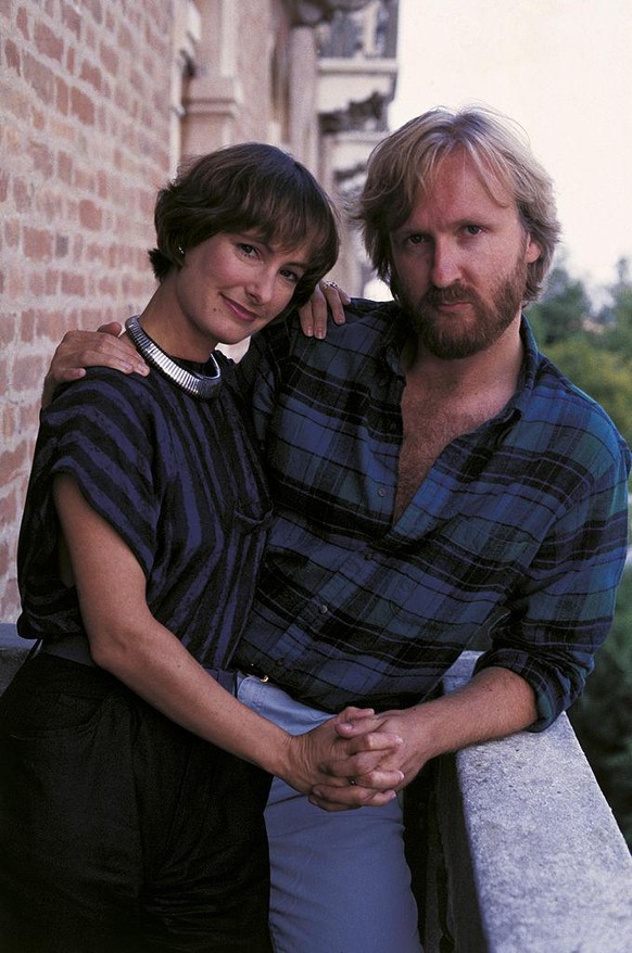 The Canadian director and screenwriter James Cameron embracing his wife Gale Anne Hurd, the American film producer. 1986 (Photo by Mario Notarangelo/Mondadori via Getty Images)