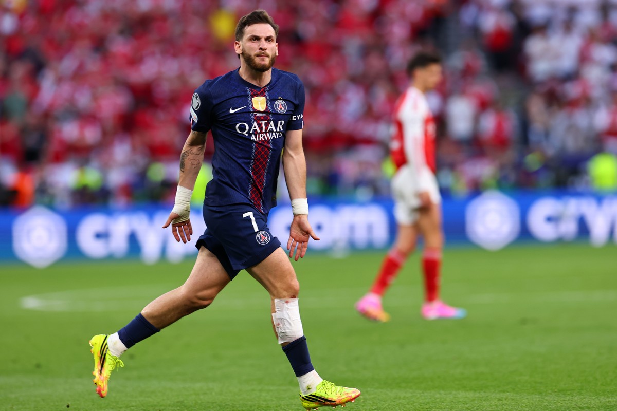 KEYPIX - epa13005237 Khvicha Kvaratskhelia of PSG celebrates the 1-1 goal during the UEFA Champions League final between Paris Saint-Germain and Arsenal in Budapest, Hungary, 30 May 2026. EPA/ANNA SZI ...