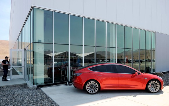Ein Prototyp des Tesla Model 3 vor der Fabrik in Nevada.