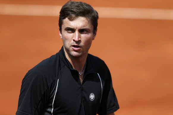 Gilles Simon of France reacts during the men&#039;s singles match against compatriot Nicolas Mahut at the French Open tennis tournament at the Roland Garros stadium in Paris, France, May 29, 2015. REU ...