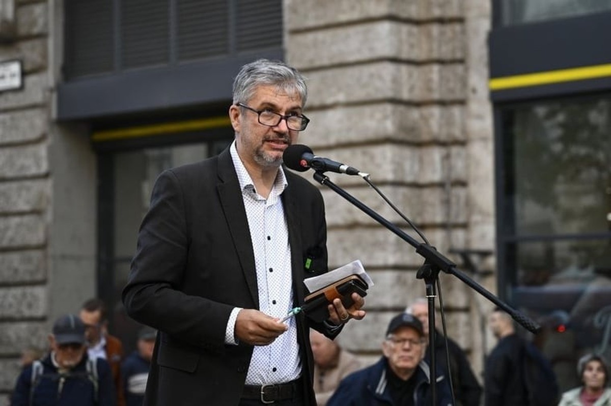 Akos Hadhazy mène une lutte acharnée contre la corruption, comme ici, lors d’une action de protestation à Budapest.