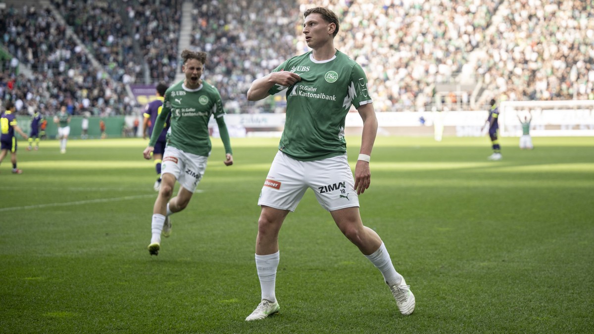 Alessandro Vogt (SG), Mitte, bejubelt sein 2-1, links Nino Weibel, im Fussball Meisterschaftsspiel der Swiss Super League zwischen dem FC St. Gallen (FCSG) und dem FC Zuerich (FCZ), am Montag, 6. Apri ...