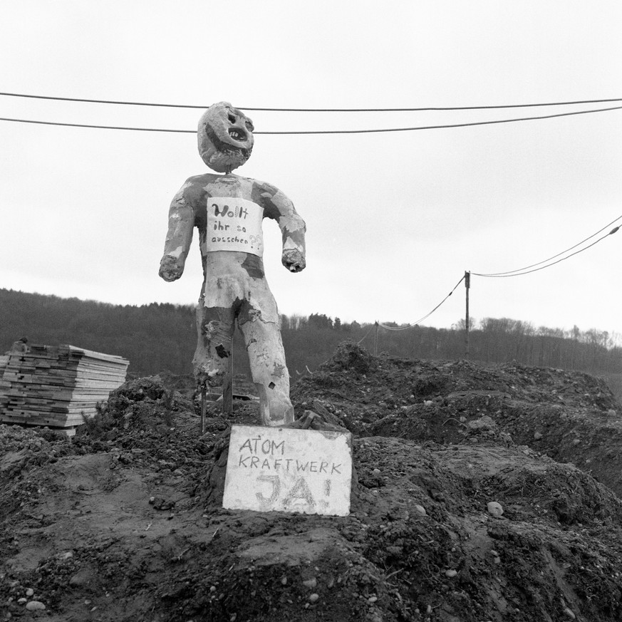 Mehrere hundert Leute der Gewaltfreien Aktion Kaiseraugst besetzten am 1. April 1975 das Baugelaende des geplanten AKW Kaiseraugst (AG). In den folgenden Tagen besuchten tausende Kernkraftgegner aus d ...