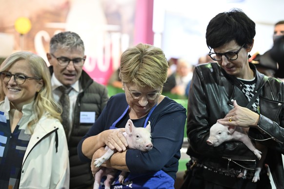 Stadtpraesidentin Maria Pappa, Bundespraesidentin Viola Amherd, die St. Galler Regierungspraesidentin Susanne Hartmann von links mit Saeuli 
bei der Eroeffnung der 81. OLMA Schweizer Messe fuer Landwi ...