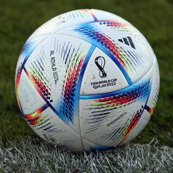 «Al Rihla Pro», WM 2022 in Katar: «Al Rihla» ist arabisch und bedeutet Reise. Gemäss Adidas handelt es sich um den «schnellsten Ball in der WM-Geschichte».