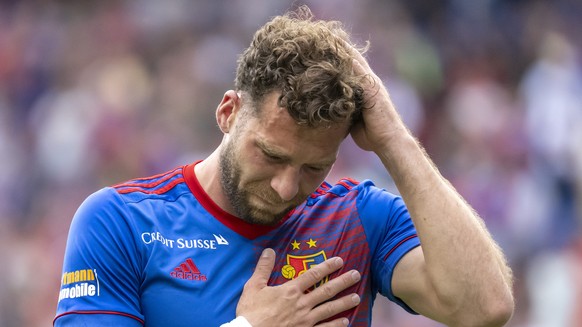 Basels Pajtim Kasami verabschiedet sich nach seinem Platzverweis im Fussball Meisterschaftsspiel der Super League zwischen dem FC Basel 1893 und dem FC Lugano im Stadion St. Jakob-Park in Basel, am So ...