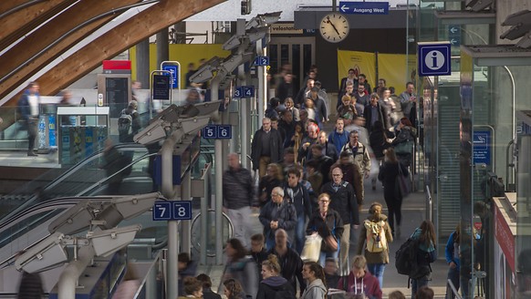 Zugpendlerinnen und-pendler im Bahnhof Bern: Schweizer öV-Verbände fordern Massnahmen, um den öV-Anteil im gesamten Personenverkehrsaufkommen nach der Stagnation wieder auf Wachstumskurs zu bringen.