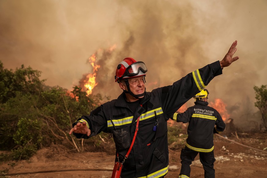 Griechenland - Insel Eub�a, Feuer in Galatsona im Norden der griechischen Insel Eub�a Evia. Feuerwehrleute und Einwohner im Norden der griechischen Insel Evia k�mpfen gegen ein Wiederaufleben des Feue ...