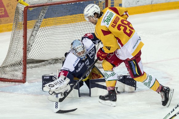 Zugs Torhueter Tobias Stephan, links, im Spiel gegen Langnaus Yannick Lennart Albrecht, rechts, beim Eishockeyspiel der National League zwischen dem EV Zug und den SCL Tigers, am Freitag, 2. Februar 2 ...