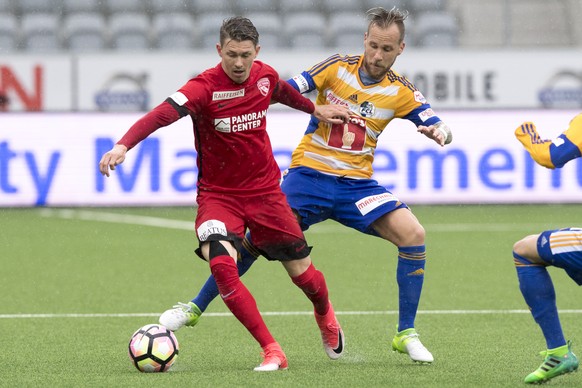 Thuns Christian Fassnacht, links, gegen Luzerner Markus Neumayr, rechts, im Fussball Meisterschaftsspiel der Super League zwischen dem FC Thun und dem FC Luzern, am Samstag, 6. Mai 2017 in der Stockho ...