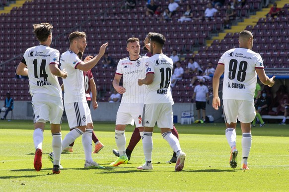 Basel�s midfielder Samuele Campo, 2nd right, celebrates his goal with teammates midfielder Valentin Stocker, left, defender Silvan Widmer, 2nd left, midfielder Taulant Xhaka, 3rd left, past Basel�s fo ...