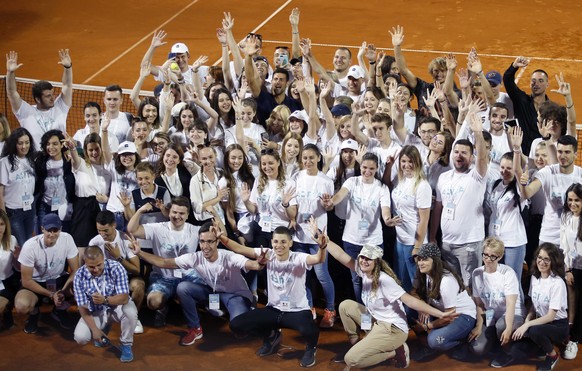 Djokovic feiert mit den Spielern und Volunteers das Ende des Turniers von Belgrad.