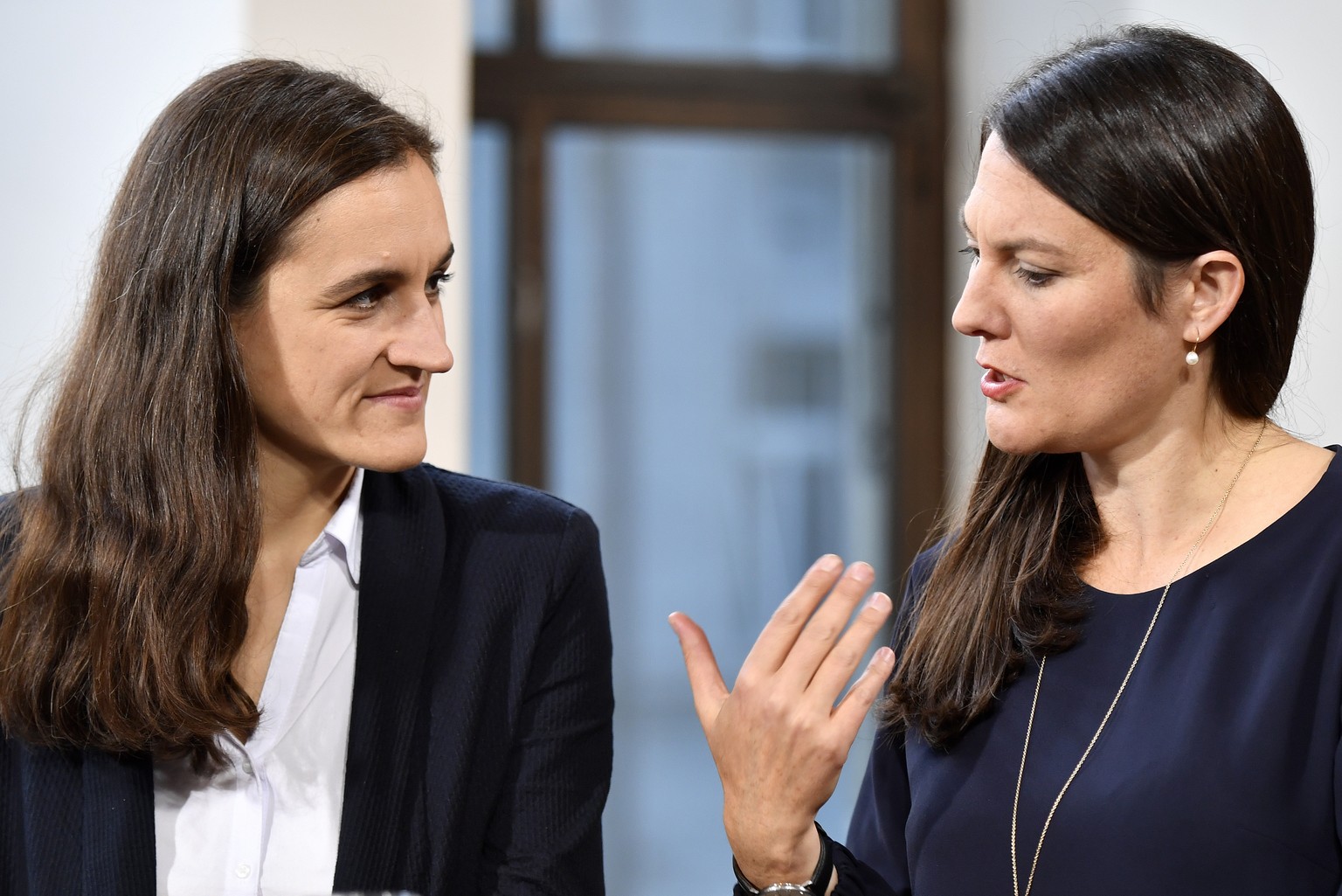 Marionna Schlatter-Schmid,links, Praesidentin Gruene Kanton Zuerich und Tiana Angelina Moser, rechts, glp Kanton Zuerich im Konferenzzentrum Walcheturm in Zuerich bei den eidgenoessischen Wahlen am So ...