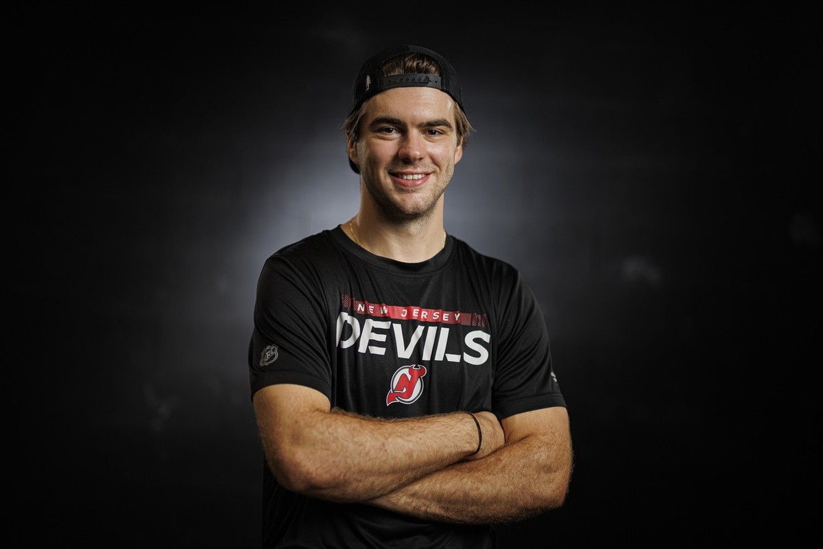 Nico Hischier, hockeyeur et capitaine des New Jersey Devils pose pour un portrait apres son entrainement lors d'une rencontre avec les medias ce vendredi 25 aout 2023 au Mont-sur-Lausanne. (KEYST ...