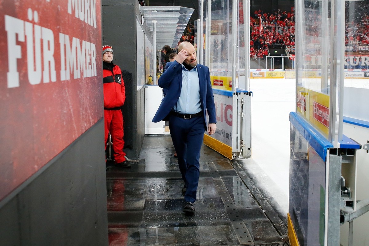 Der Bieler Headcoach Petri Matikainen im Eishockeyspiel der National League zwischen den Rapperswil-Jona Lakers und dem EHC Biel, am Samstag, 24. Februar 2024, in der St. Galler Kantonalbank Arena, in ...