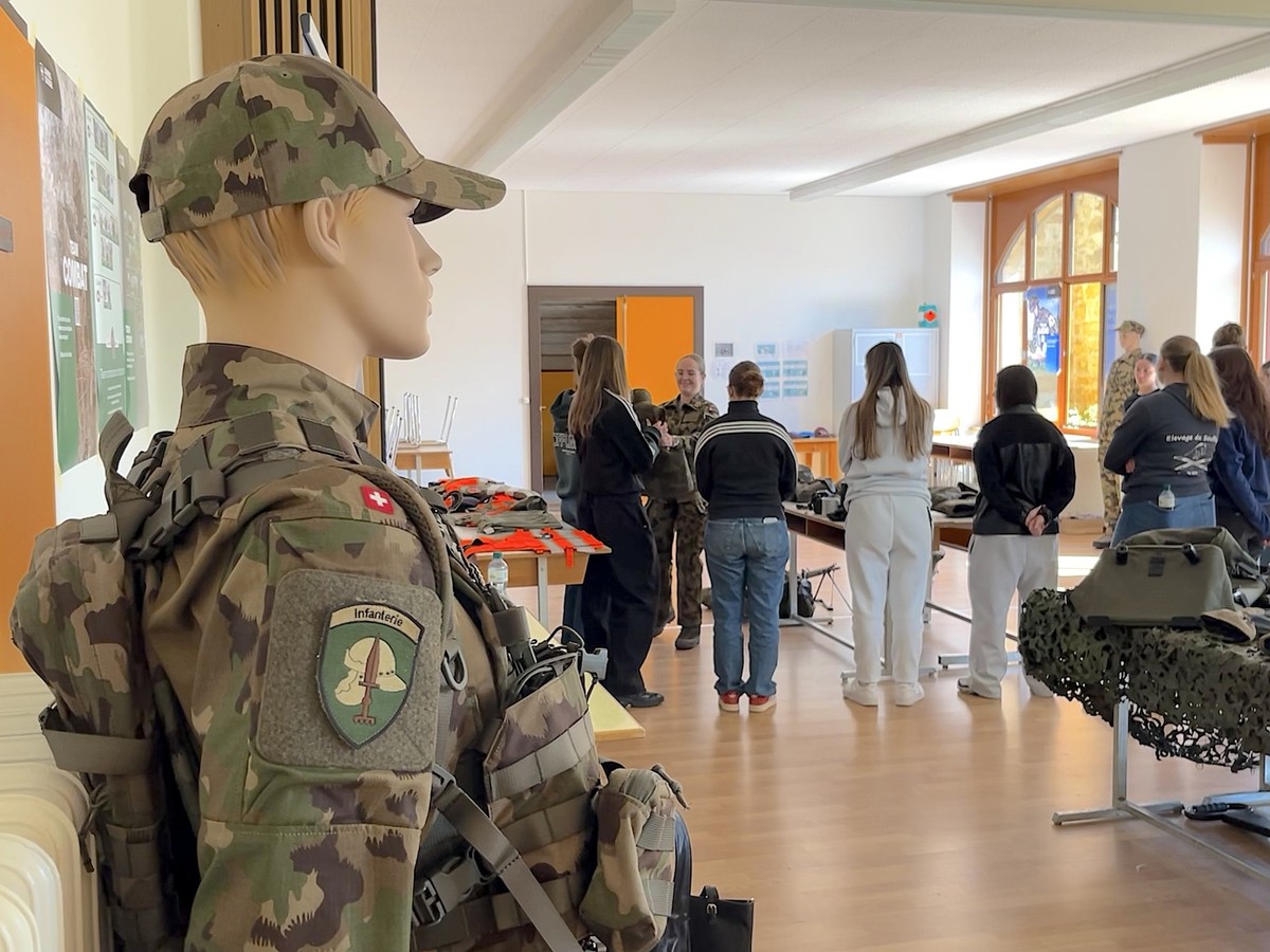 A Colombier (NE), une quarantaine de jeunes femmes ont pris part à une journée d'information de l'armée suisse.