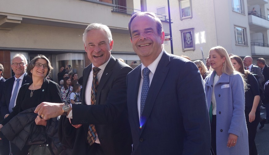 Mit dem abtretenden Mitte-Präsidenten Gerhard Pfister an der offiziellen Wahlfeier von neu gewählten Bundesrat Martin Pfister in Baar, Kanton Zug.