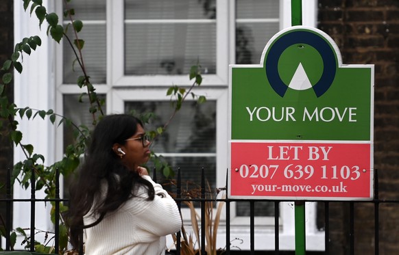 epa10211416 A pedestrian passes a home to let in London, Britain, 28 September 2022. UK Banks have begun withdrawing mortgage products for customers following British Chancellor Kwasi Kwarteng mini-bu ...