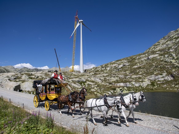 Die Gotthard Postkutsche faehrt am Donnerstag, 20. August 2020 an einem, im Bau befindenden Windrad vorbei. Auf dem Gotthard Pass werden zur Zeit die Windraeder des Windparks der Azienda Elettrica Tic ...