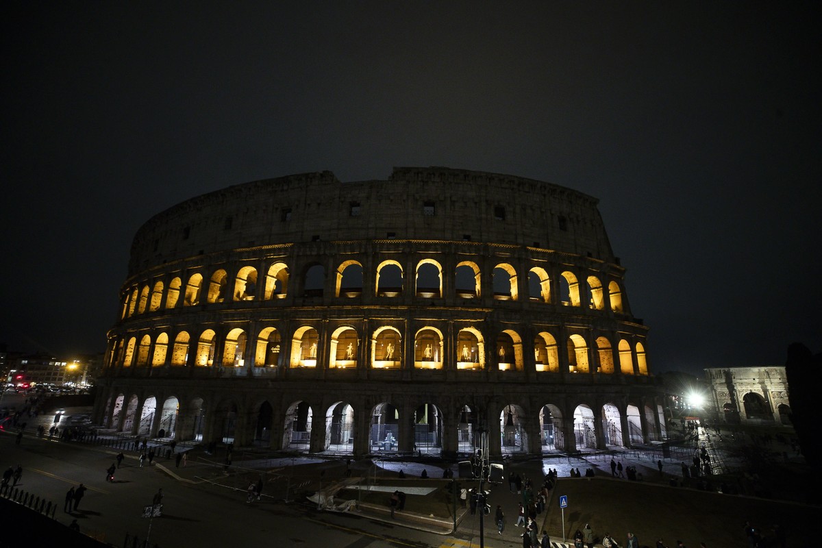 epa11981984 The Colosseum with lights on in Rome, Italy, 22 March 2025, before the environmental campaign Earth Hour organized by the World Wildlife Fund (WWF) during which non-essential lights are tu ...